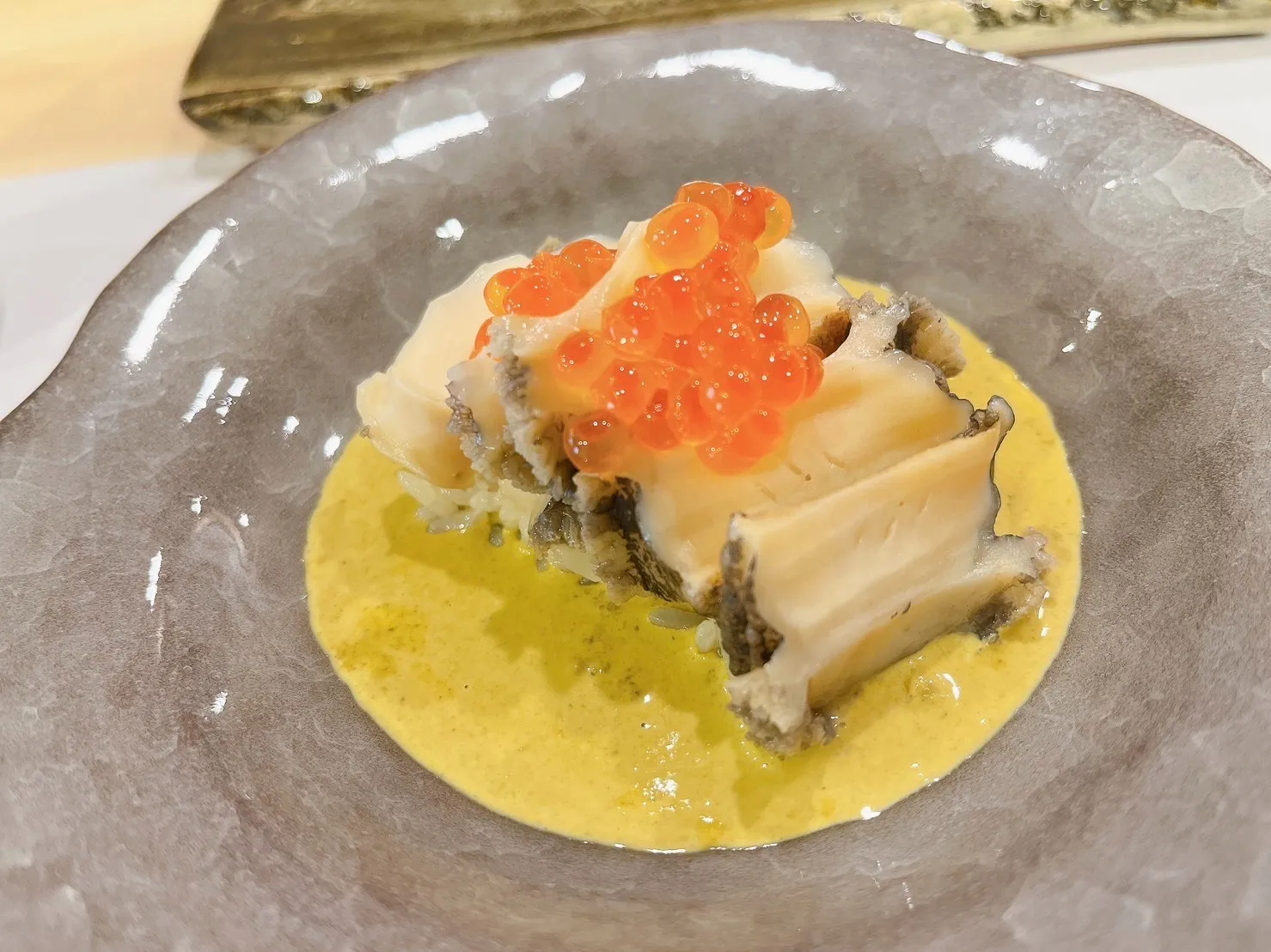 アワビの酒蒸し　肝クリームソース